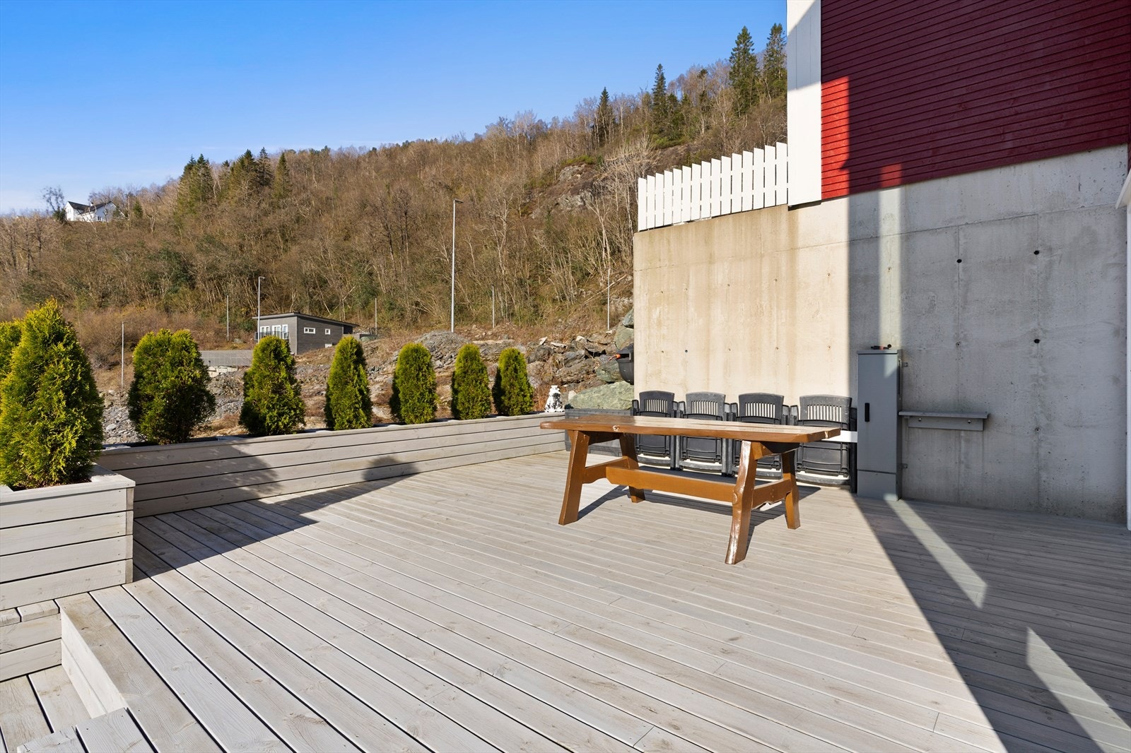Terrassen er bygget med impregnerte terrassebord og har god plass til utemøbler. Galleribilde