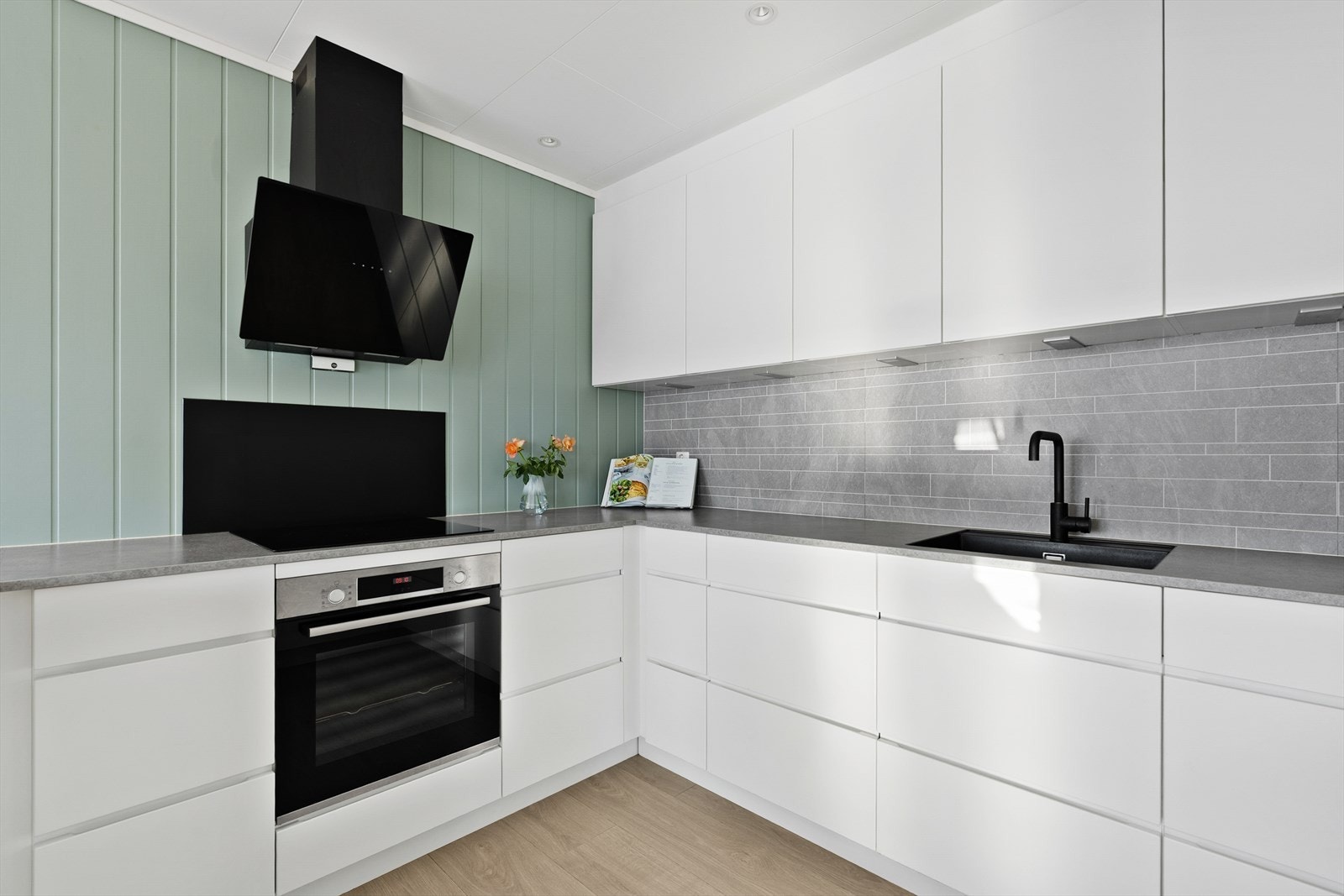 Kjøkkenet er utstyrt med platetopp, stekeovn, oppvaskmaskin og kjøl-/fryseskap. Det er montert komfyrvakt og Watergard for ekstra trygghet. Galleribilde