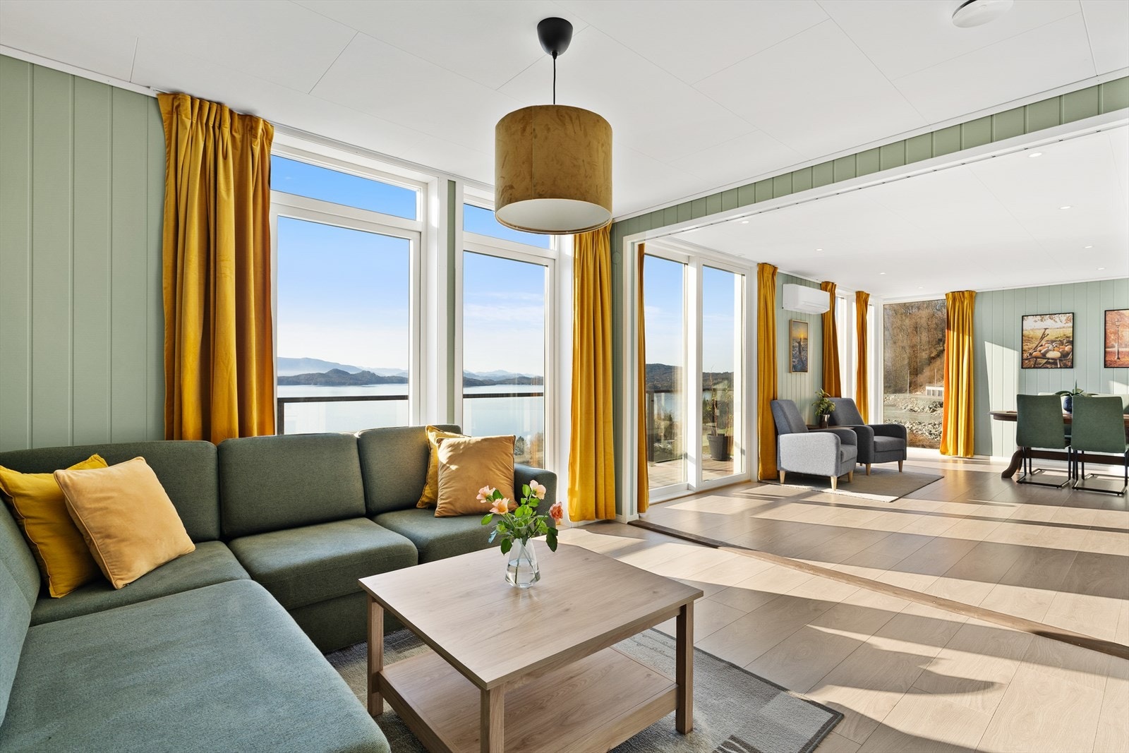 Den åpne løsningen gir flere møbleringsmuligheter, med god plass til både sofagruppe og spisebord. Galleribilde