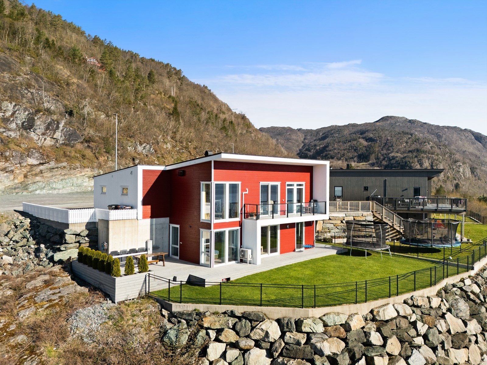 En nyere enebolig fra 2021, høyt og fritt beliggende på østsiden av Tysnes. Boligen er oppført i henhold til TEK17-standard og har en fantastisk utsikt over fjord og fjell. Galleribilde