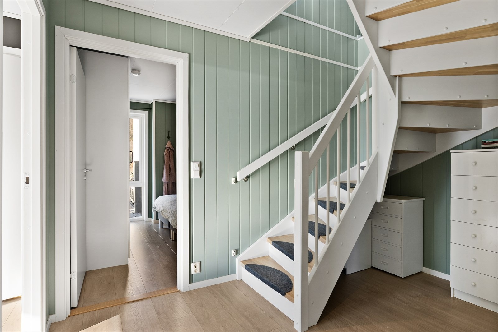 Den malte tretrappen med teppefilt i trinnene forbinder de to etasjene. Galleribilde