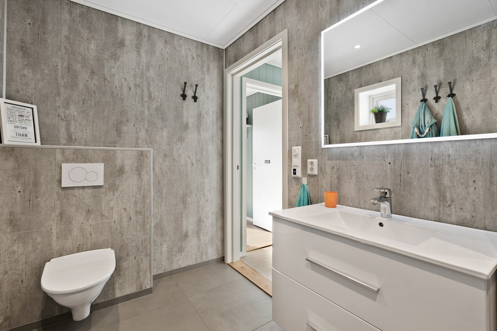 Badet i hovedetasjen har flislagt gulv med elektriske varmekabler, vegghengt toalett og balansert ventilasjon. Galleribilde