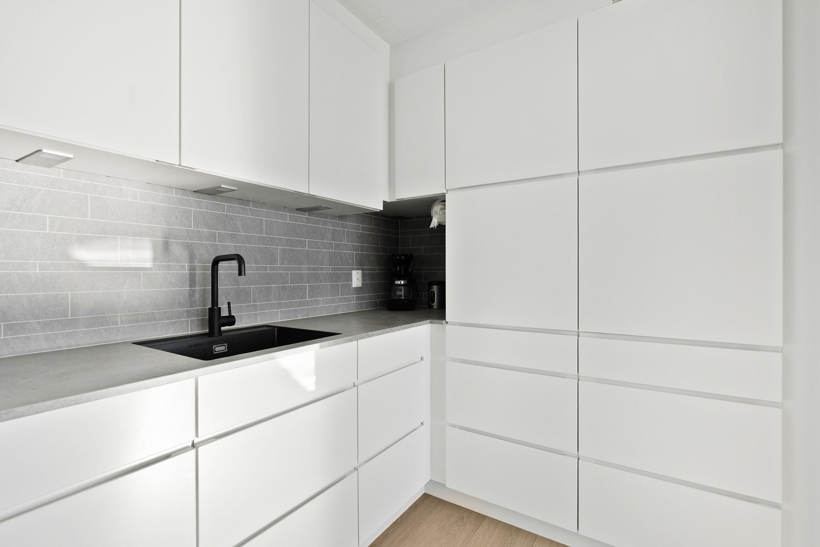 Kjøkkenet har laminatbenkeplate med underlimt vask og godt med skap- og benkeplass. Galleribilde