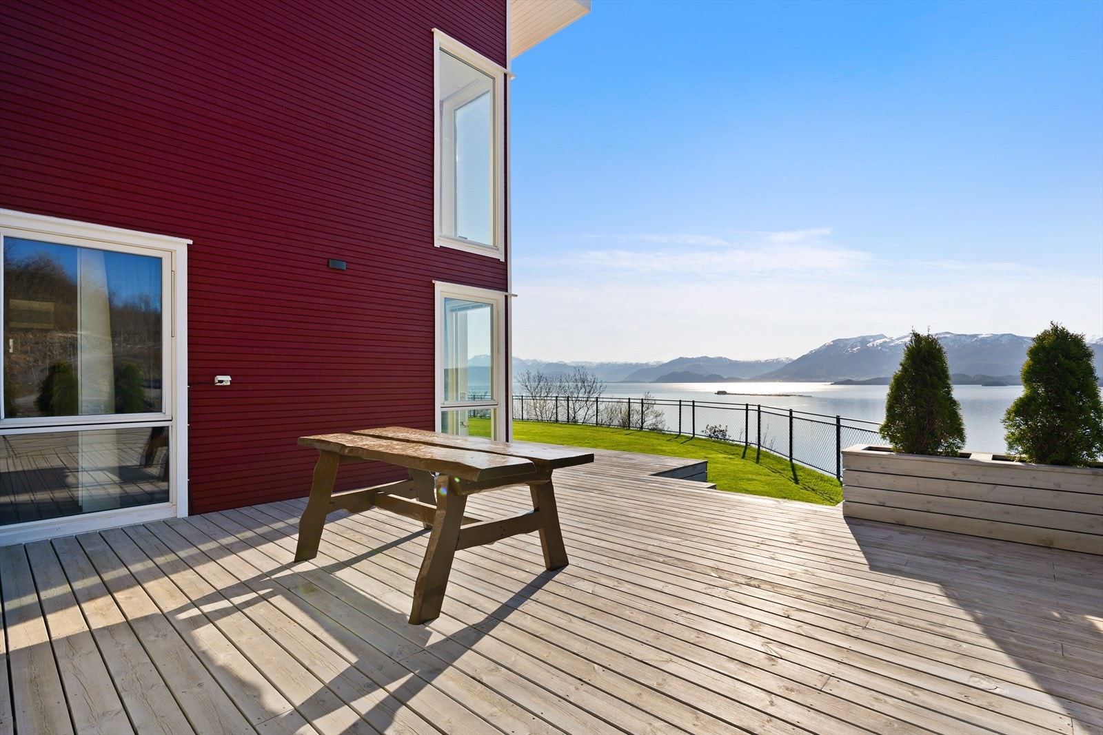 Her er det god plass for både avslapning og sosiale sammenkomster, med fjorden som bakteppe. Galleribilde