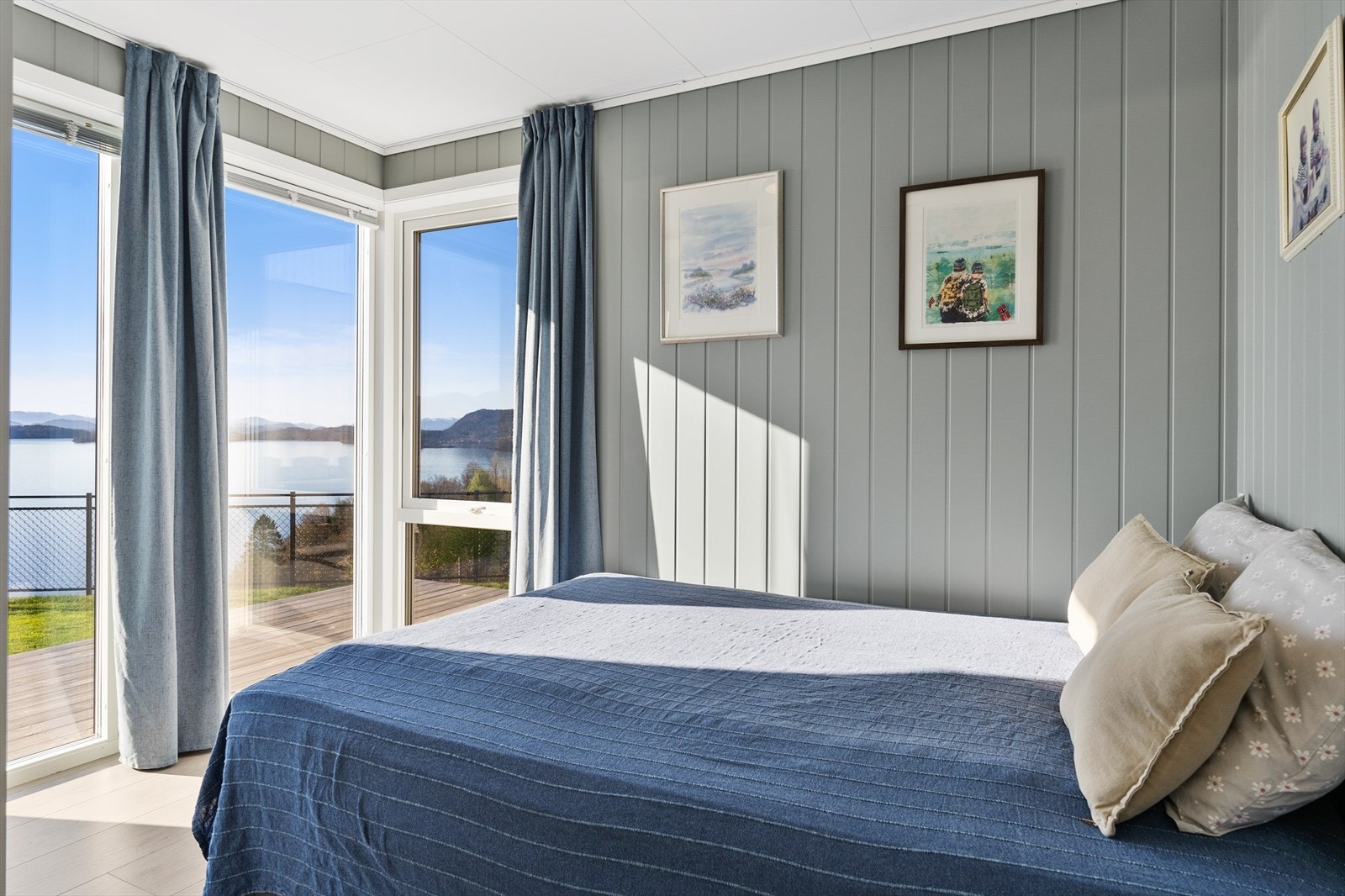 Fra dette soverommet kan du våkne til en nydelig utsikt mot fjorden. Galleribilde