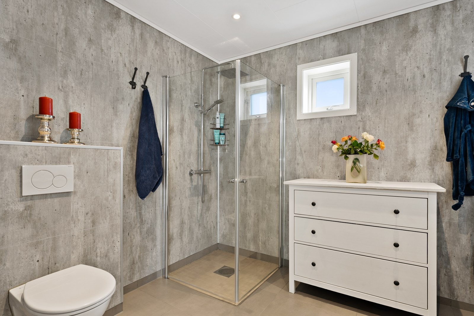 Badet i hovedetasjen har en romslig dusjnisje med nedsenket sone og dusjvegger. Galleribilde