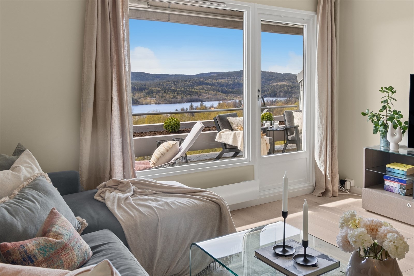 Balkongdøren og de store vindusflatene slipper inn rikelig med dagslys og rammer inn utsikten. Galleribilde