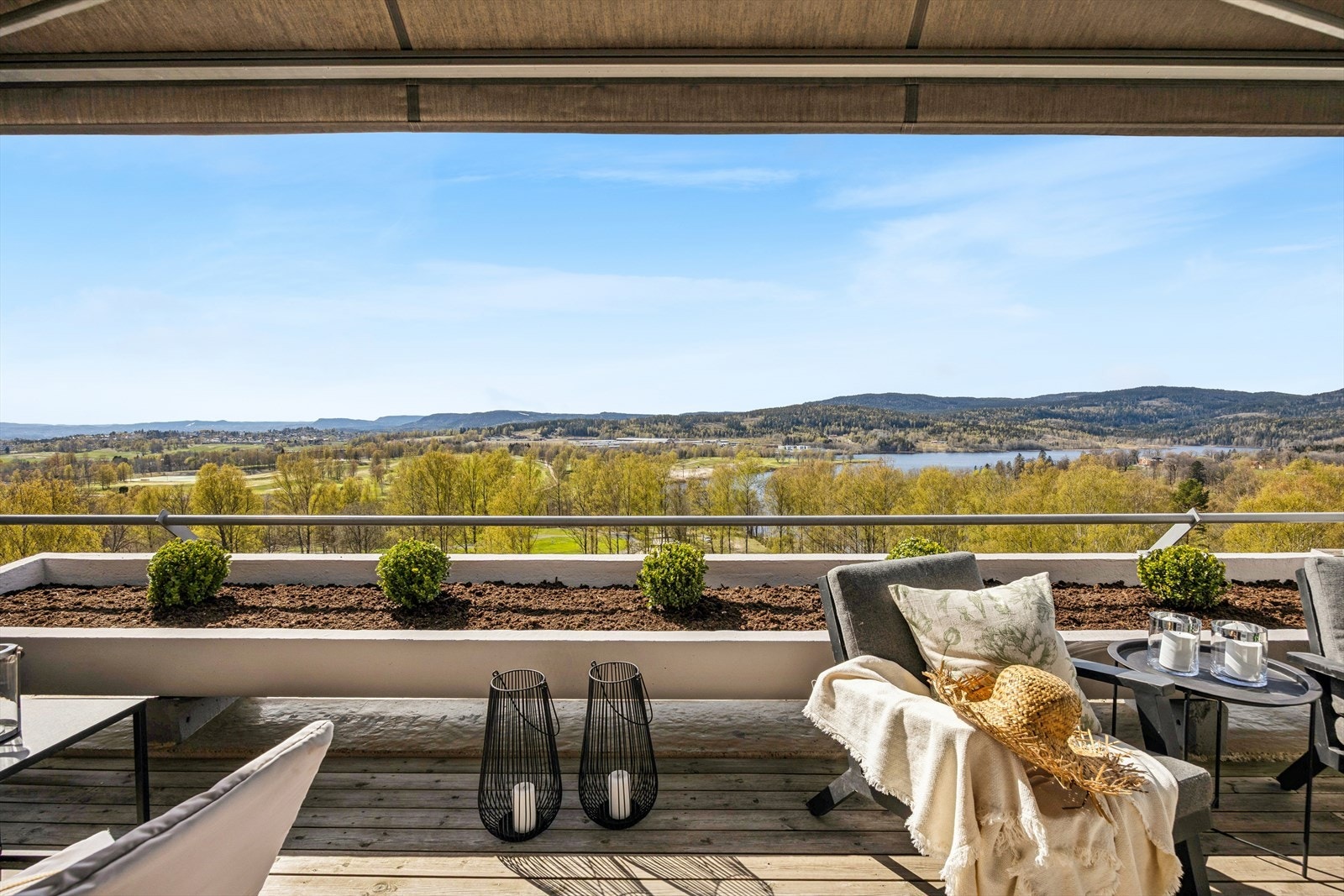 Fra stuen åpner det seg en stor, vestvendt terrasse med en idyllisk utsikt. Her er det god plass til sittegrupper til å nyte de kommende sommerdagene. Galleribilde