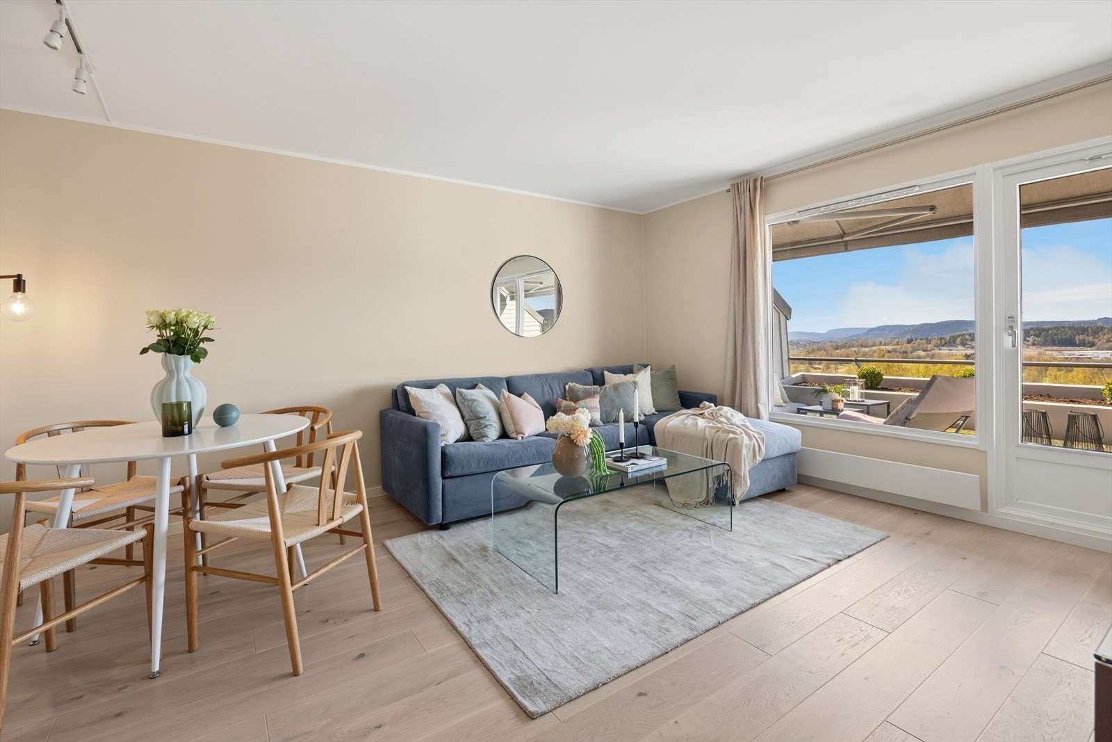 Stuen er romslig og har plass til både sofagruppe og spisebord, og det er gode møbleringsmuligheter. Galleribilde