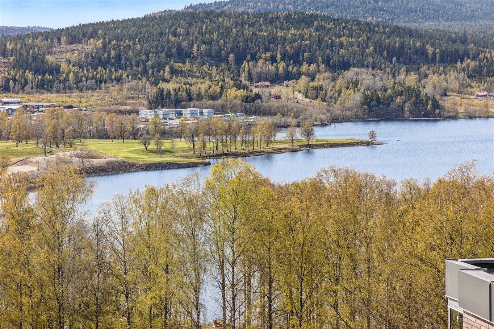 Her bor du i idylliske grønne omgivelser, samtidig som du har kort gåavstand til alle nødvendige fasiliteter og flotte tur- og rekreasjonsområder. Galleribilde