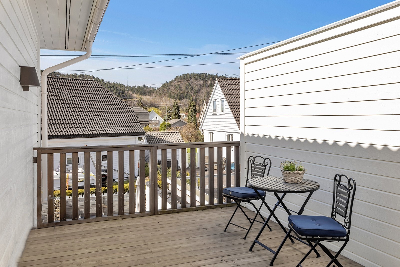 Balkong med terrassebord og rekkverk i tre, ideell for utemøbler og avslapning. Galleribilde