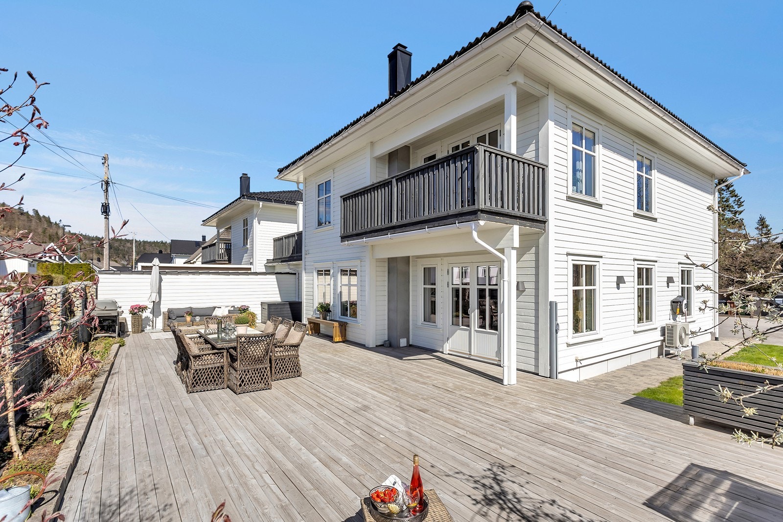 Terrassen har god plass til utemøbler. Galleribilde