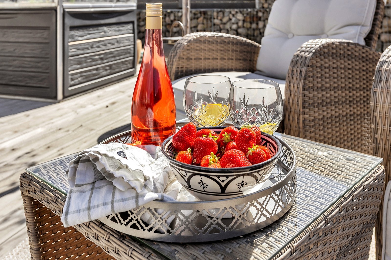Utvidet terrasseområde med sittegruppe, ideell for grilling og samvær. Galleribilde