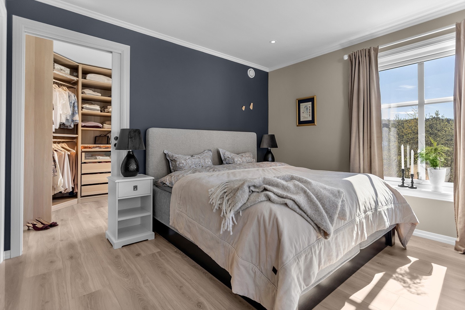 En romslig walk-in-garderobe gir gode oppbevaringsmuligheter og en organisert lagringsplass. Galleribilde