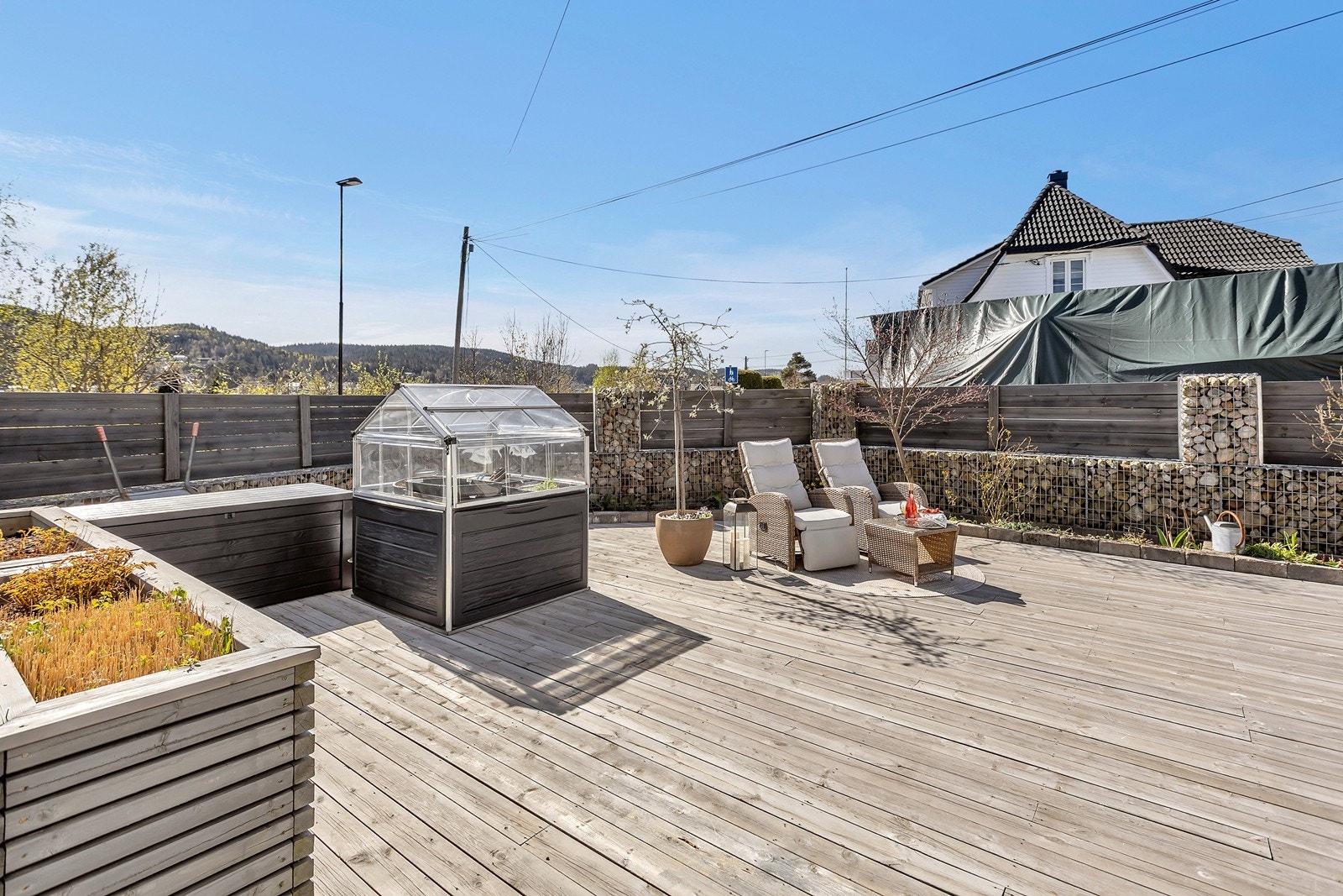Stor terrasse med plass til utemøbler og planter, perfekt for sosiale sammenkomster. Galleribilde