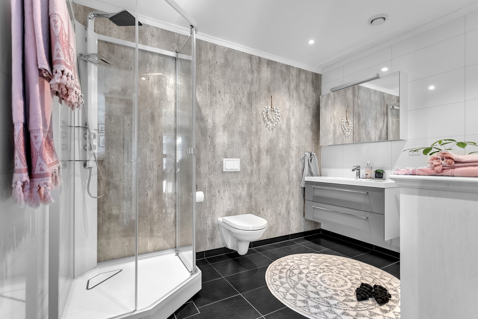 Badet er fra byggeår og har fliser på gulv med elektriske varmekabler. Galleribilde