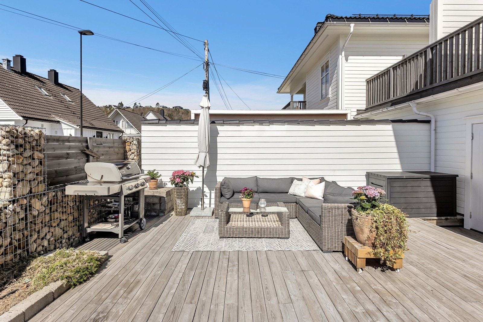 Romslig terrasse med plass til både spise- og avslapningsområder. Galleribilde