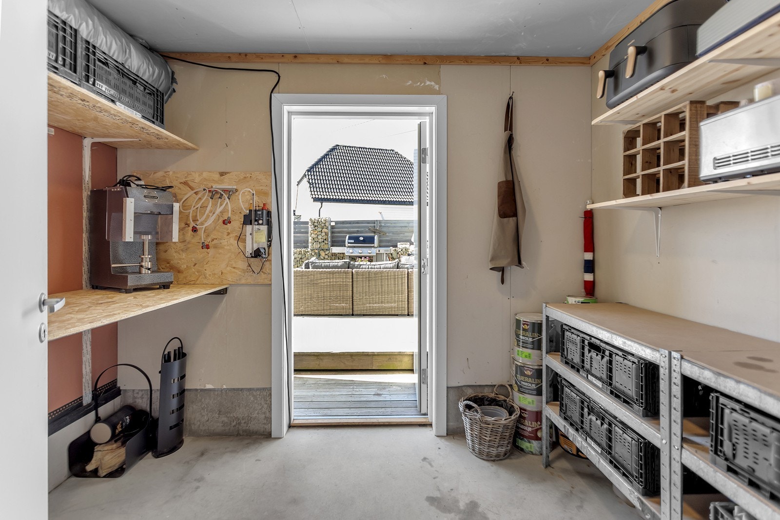 Direkte adkomst til uteområde fra boden gir praktisk tilgang til oppbevaring og bruk. Galleribilde