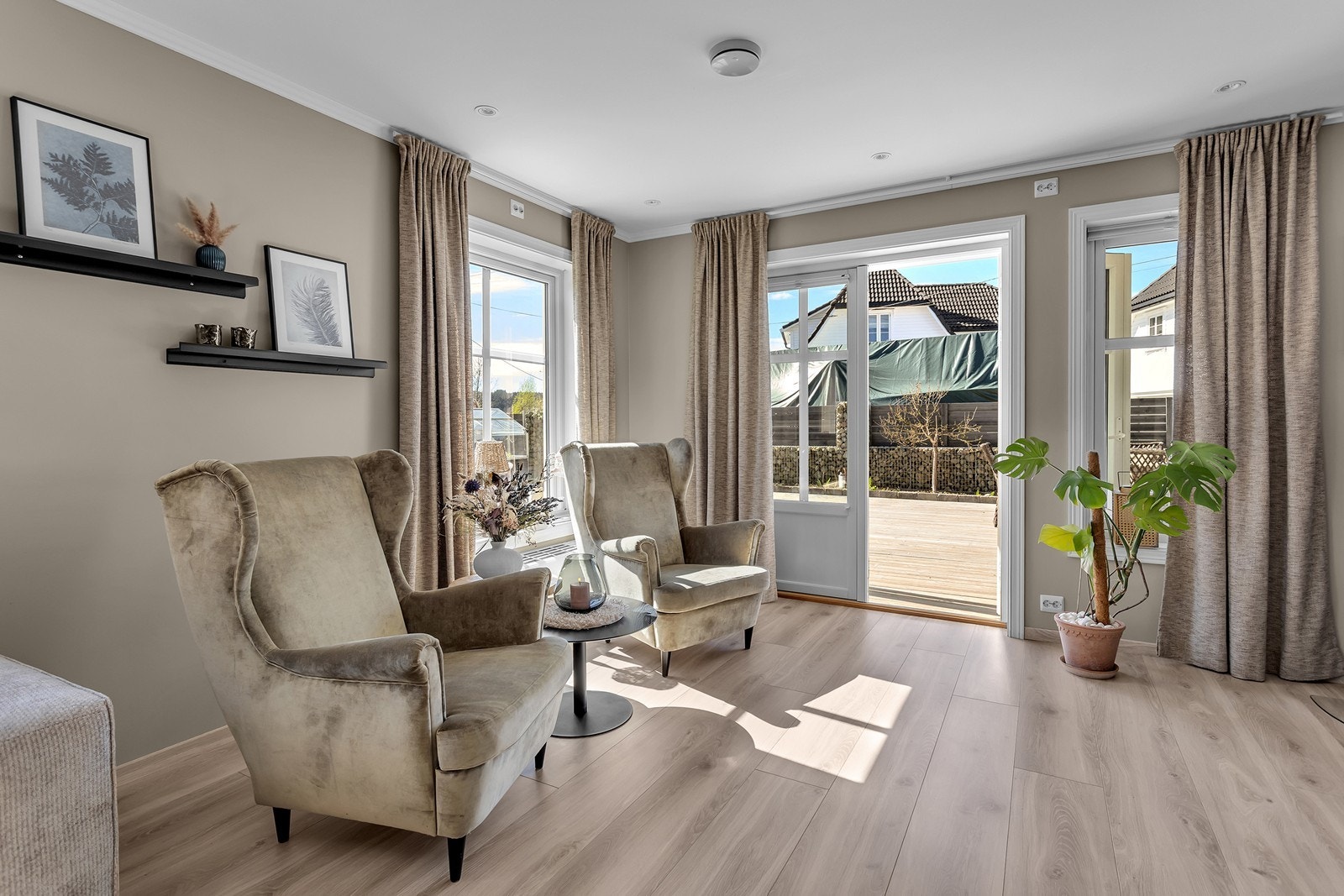 Fra stuen er det enkel tilgang til utendørsområdet via terrassedøren. Galleribilde