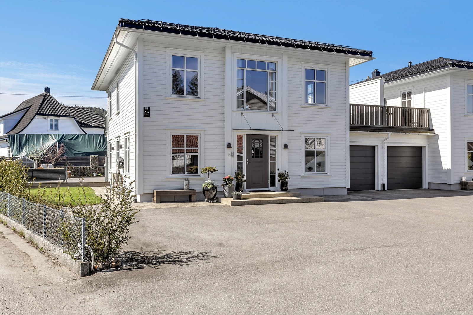 Boligen inkluderer garasjeplass og utgang til en romslig hage. Galleribilde
