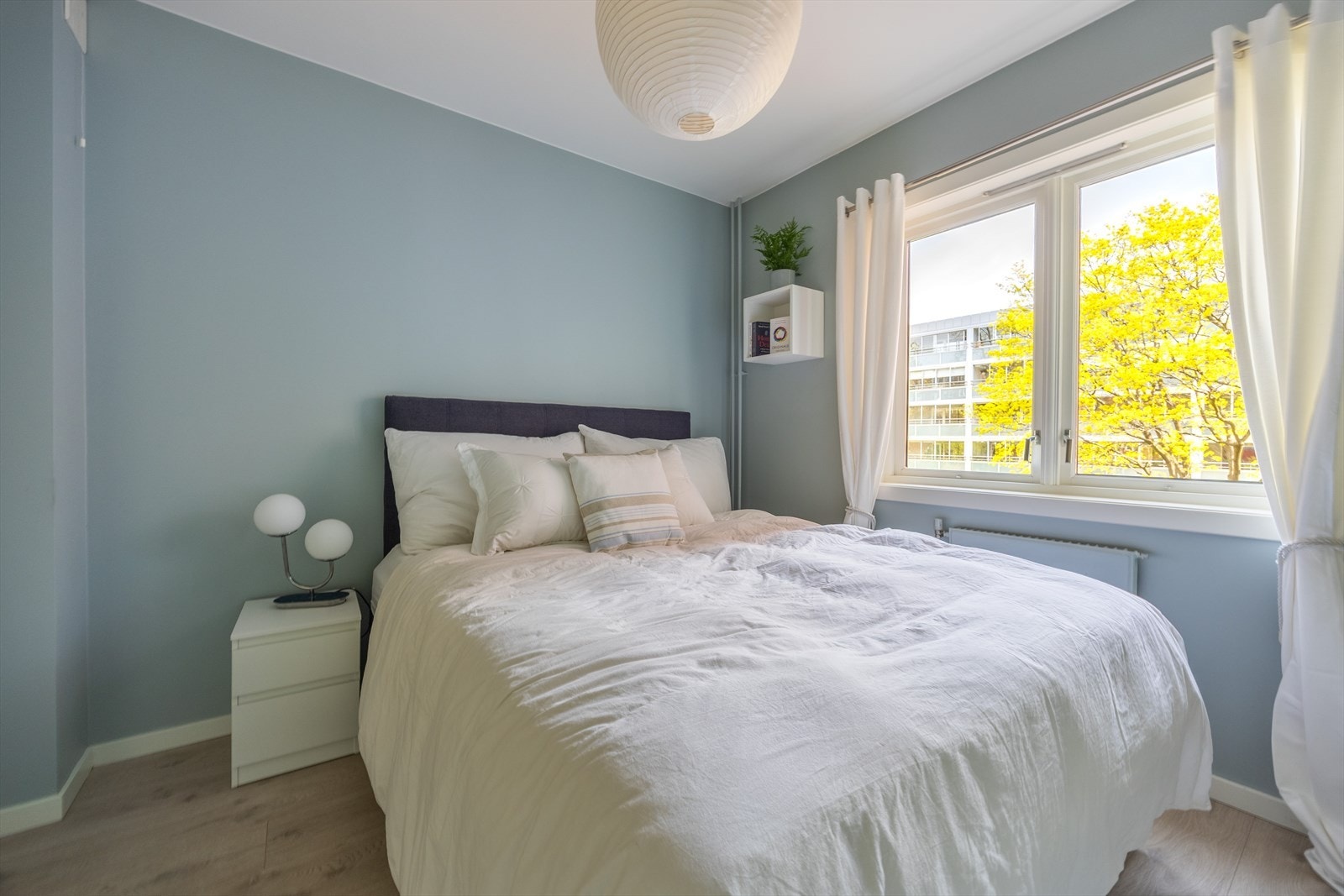 Leiligheten varmes opp via radiatorer tilknyttet felles varmeanlegg som er inkludert i felleskostnadene via A-konto Galleribilde
