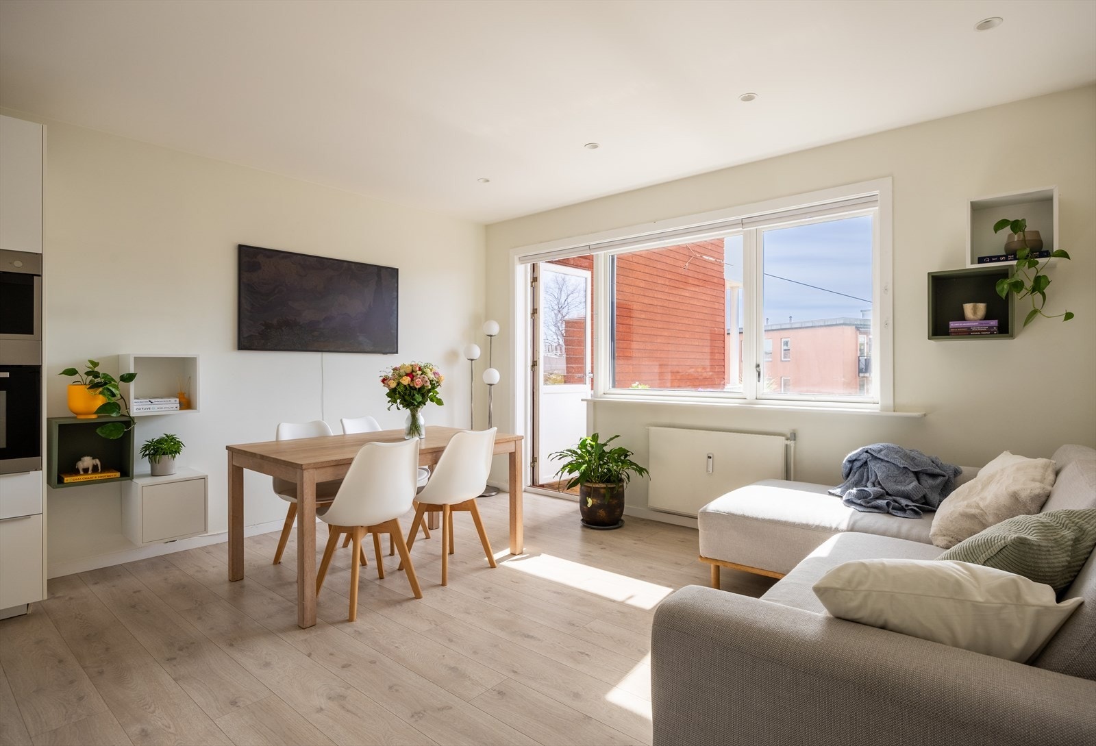 Lys og innbydende stue med store vindusflater som slipper inn rikelig med naturlig lys, og skaper en luftig og behagelig atmosfære Galleribilde