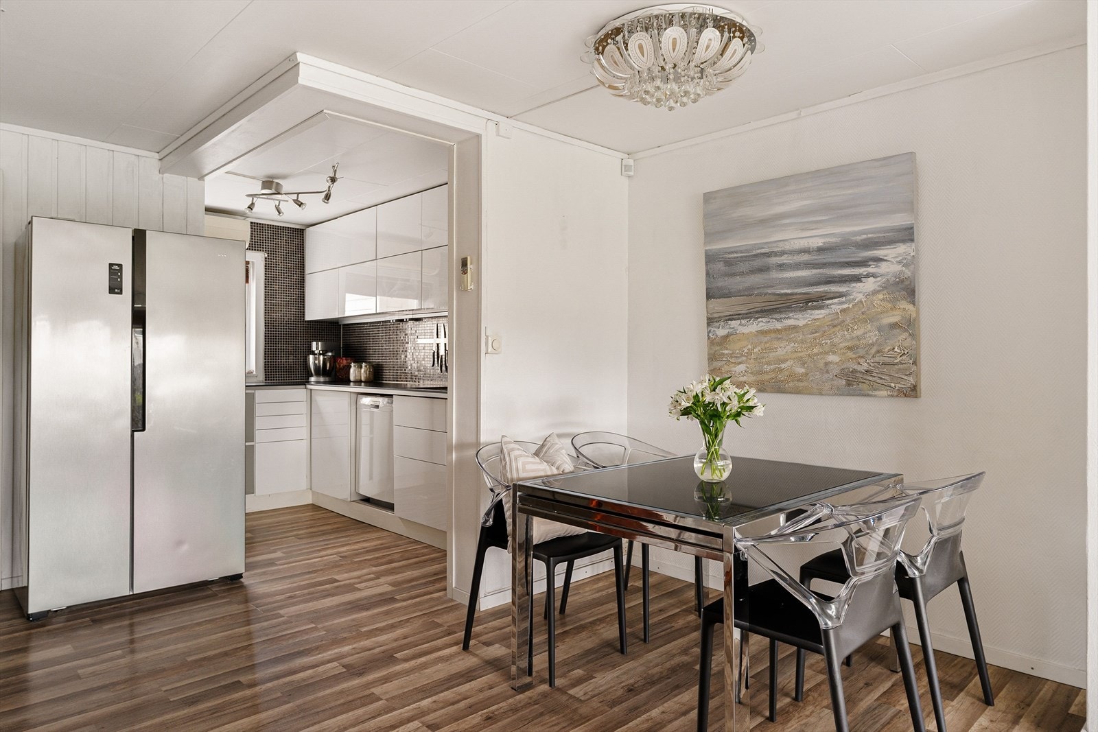 Kjøkken og stue ligger i delvis åpen løsning. Galleribilde