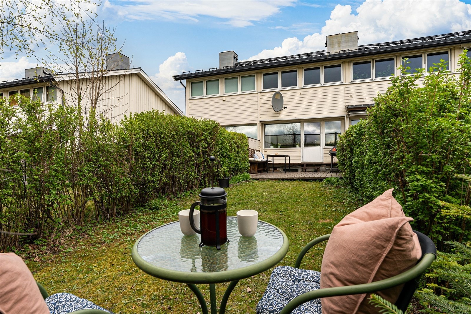 Hagen og terrassen er sørvestvendt og har svært gode solforhold store deler av dagen. Terrassen er på 19 kvm og har god plass til ønsket utemøblement. Galleribilde