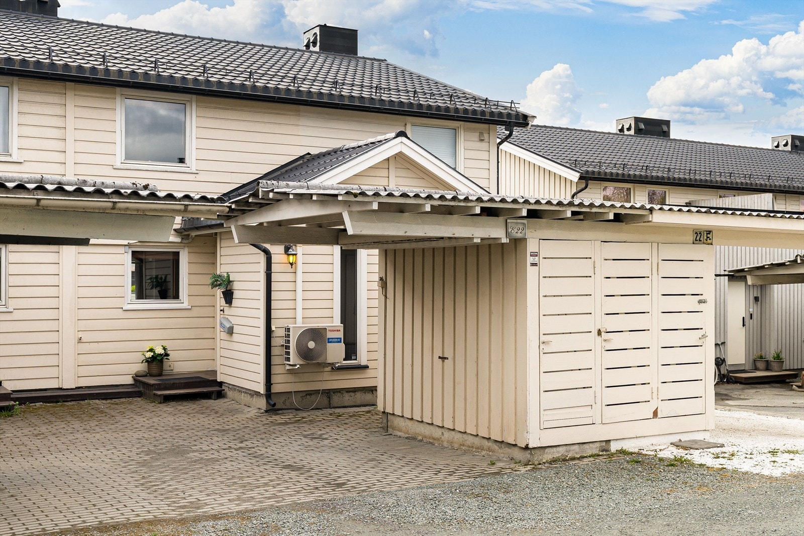 Velkommen til Birkebeinervegen 22E. En familievennlig bolig med praktisk planløsning over tre plan. Boligen har gode oppbevaringsmuligheter og flotte oppholdsrom. Bilen parkerer du enkelt i egen garasje eller i carport i forkant av rekkehuset. Galleribilde
