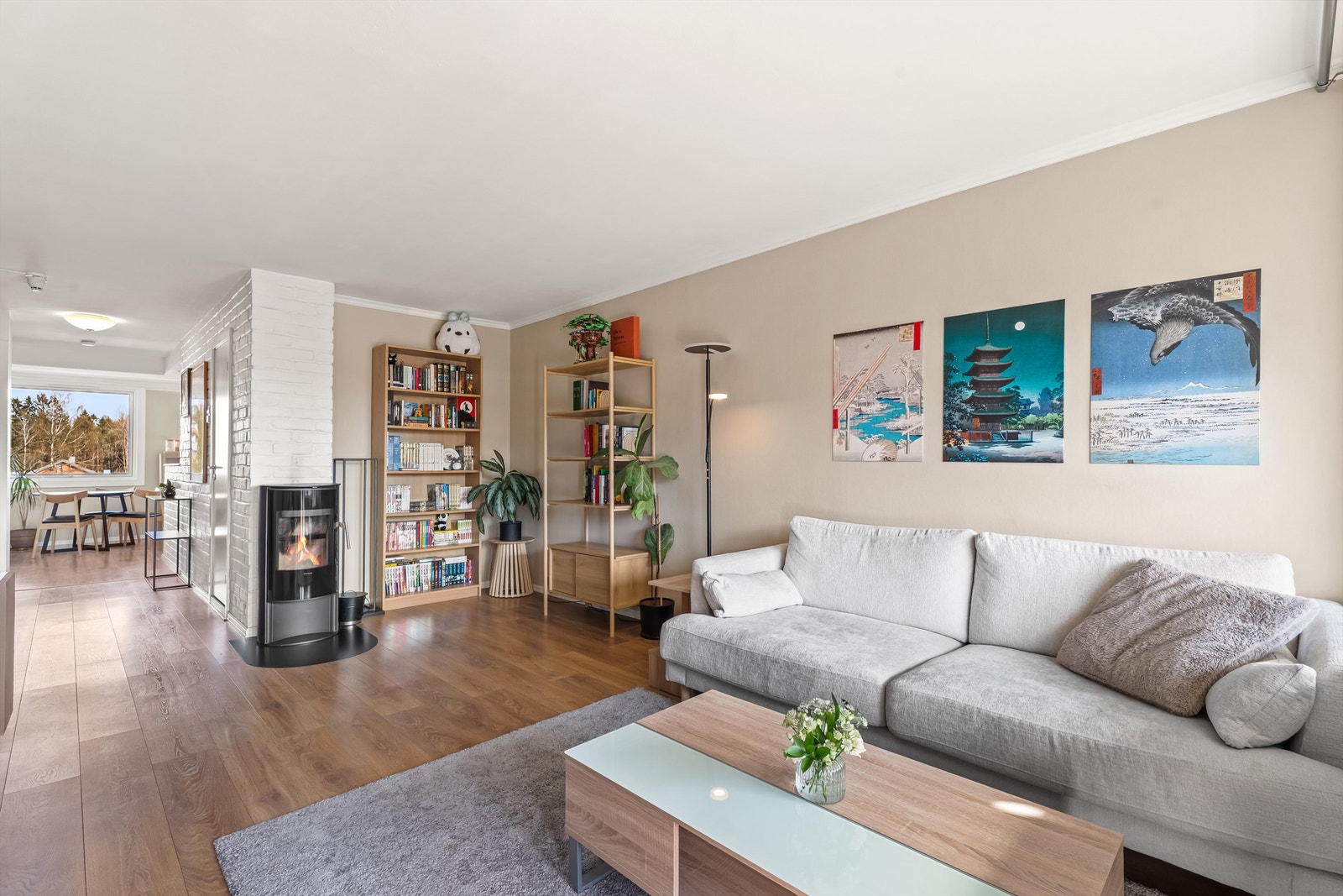 Stue er romslig og med god plass til å møblere - Legg merke til peisen som både gir god varme og en lun stemning. Galleribilde
