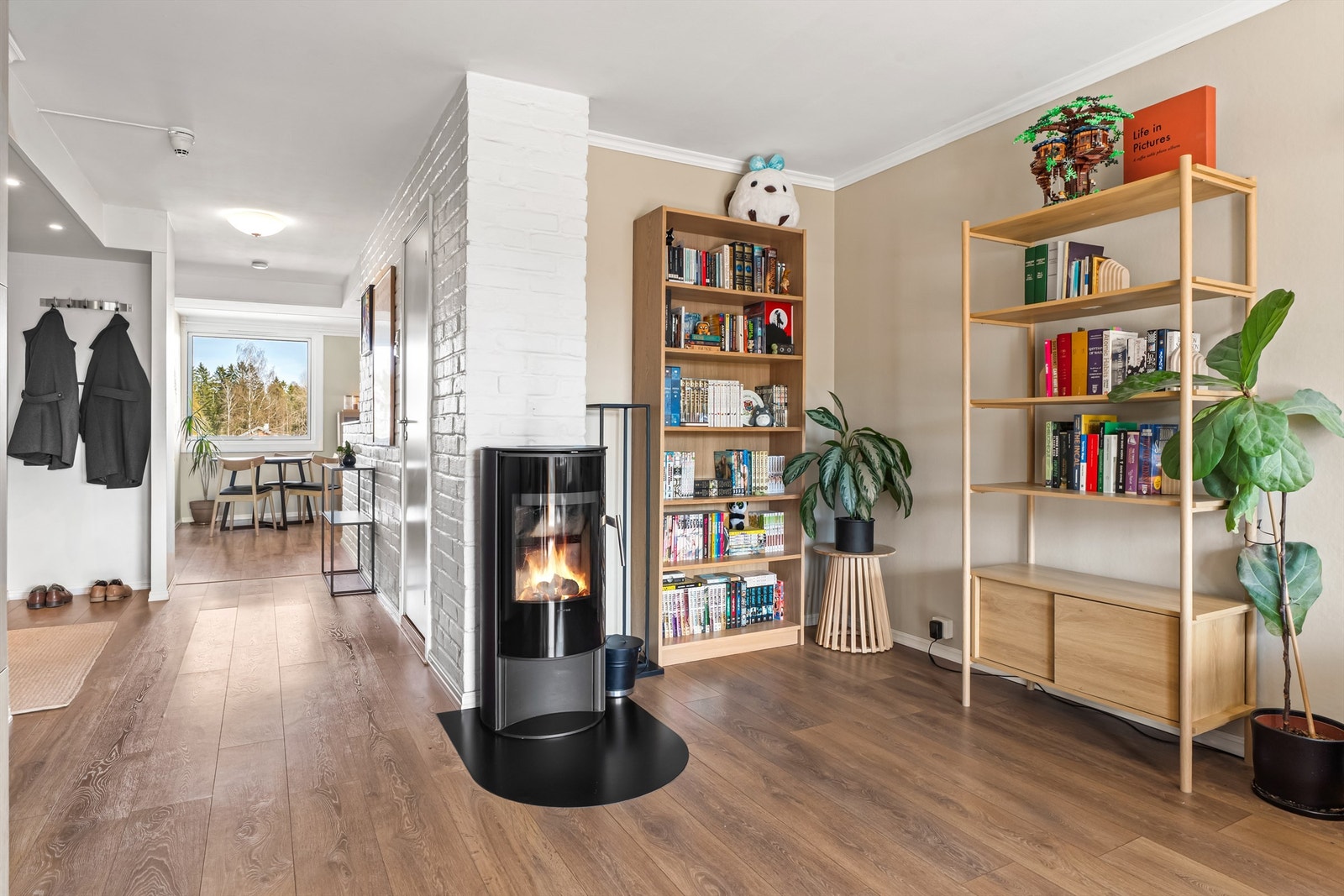 Den gjennomgående planløsningen gir rikelig med dagslys fra begge sider av leiligheten. Galleribilde