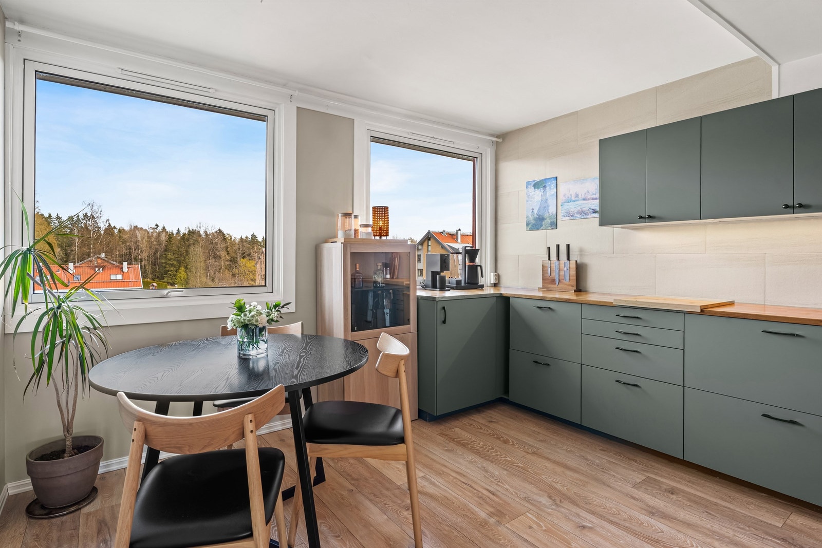 Moderne kjøkken(IKEA) fra 2020 - Store vindusflater med flott utsynet mot grønne omgivelser. Galleribilde
