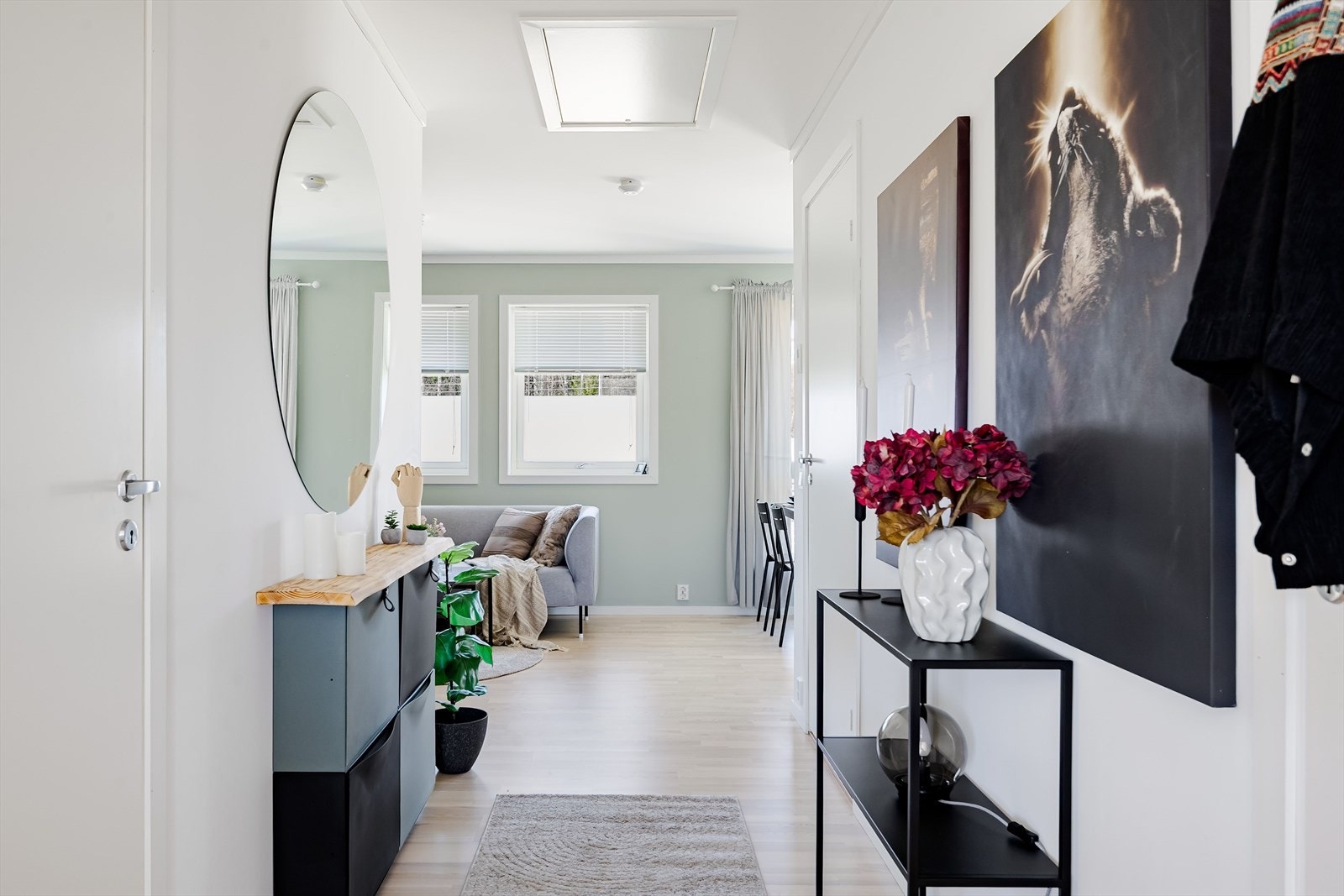Du ønskes velkommen inn i en lys og innbydende entré med plass til sko og oppheng av yttertøy. Galleribilde