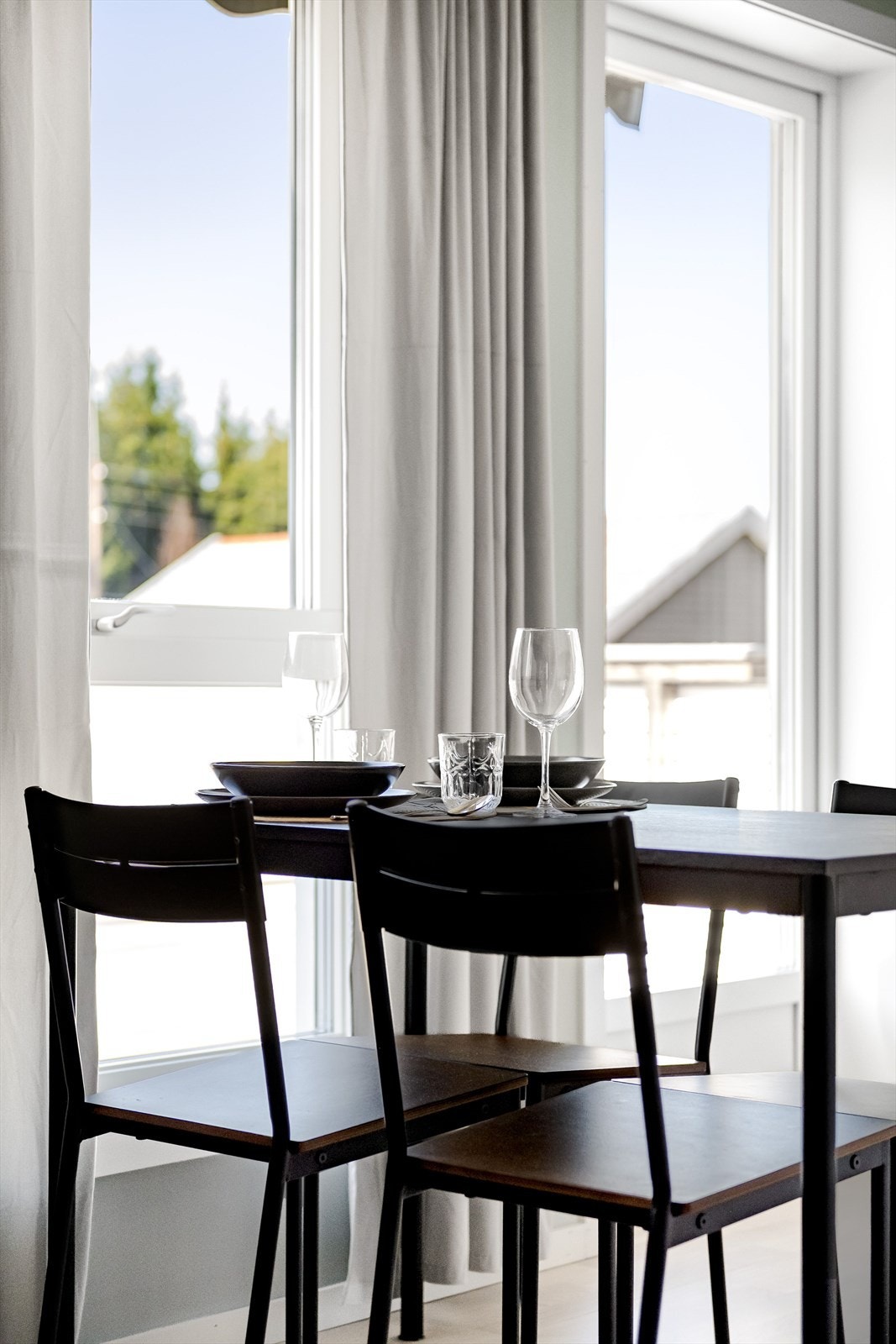 Fra stuen er det utgang til en fin vestvendt balkong på ca. 6m² med deilig ettermiddag- og kveldssol. Galleribilde
