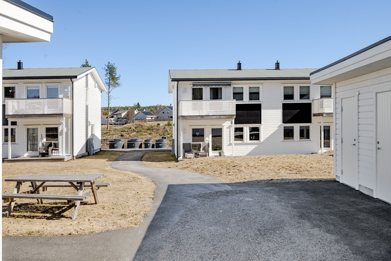 Leiligheten ligger sentralt i bydelen Hanstad med kort gange til dagligvarebutikker og bussholdeplass. Like ved leiligheten er det turstier som tar deg opp i Svartholtet med turstier og skiløyper i skogen. Galleribilde