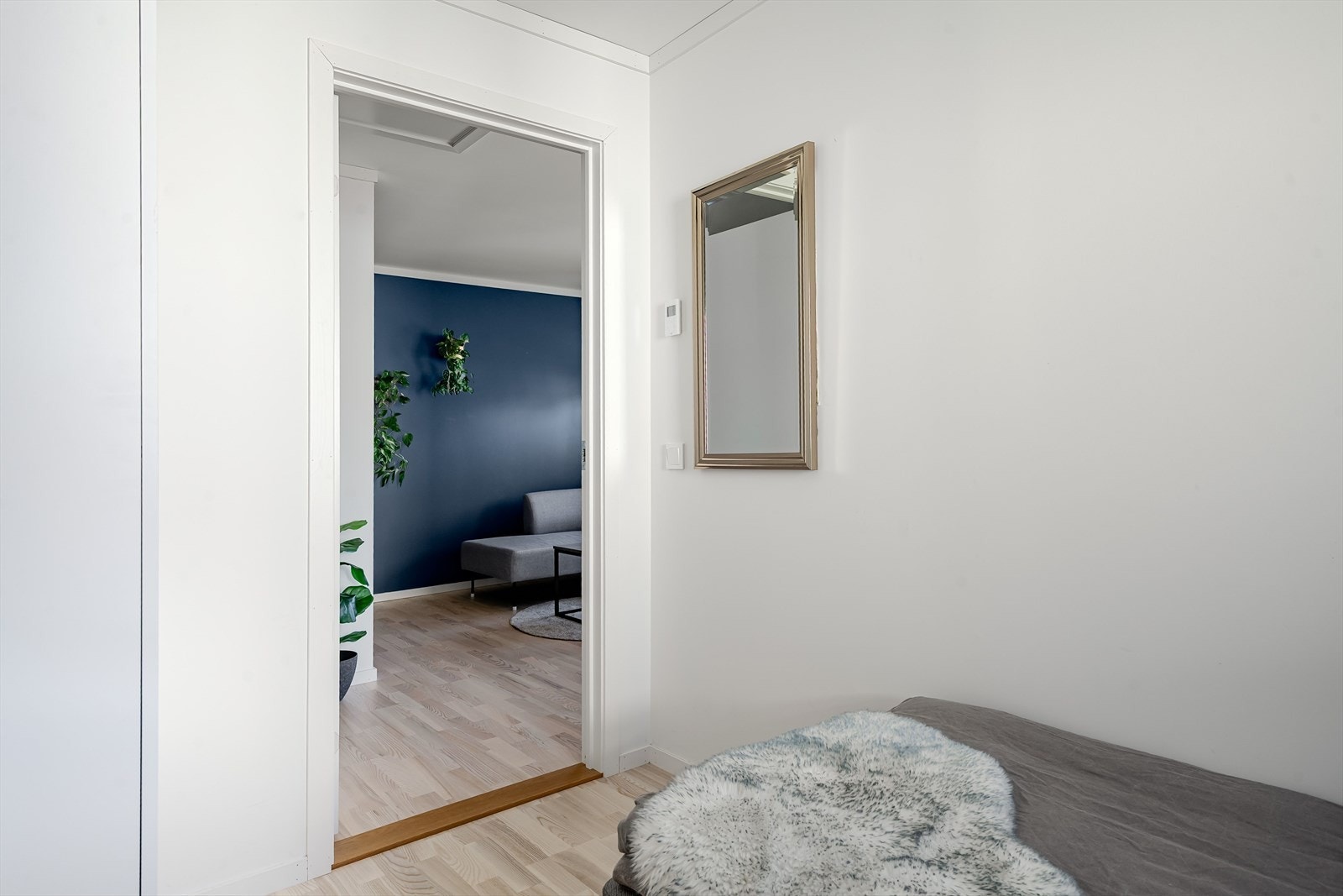 På soverommet er det plass til seng og kontorpult, samt oppbevaringsplass i medfølgende garderobeskap. Galleribilde