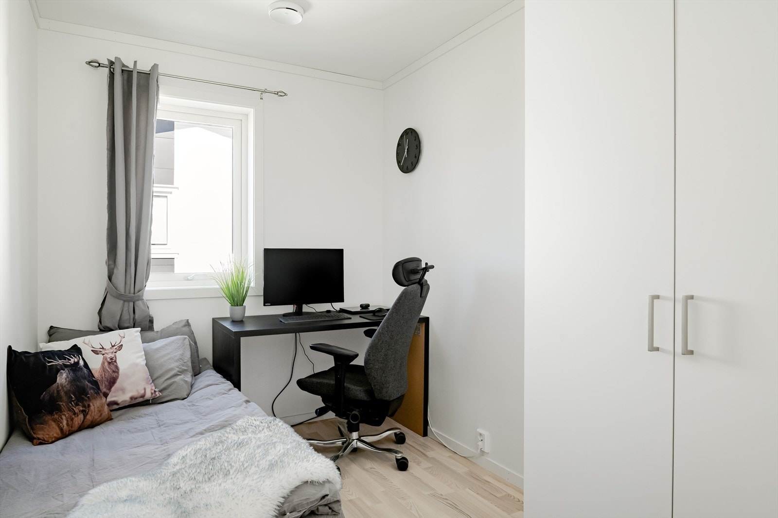 Soverom 2 er et lyst rom som i dag er innredet som et kontor kombinert med gjesterom. Galleribilde