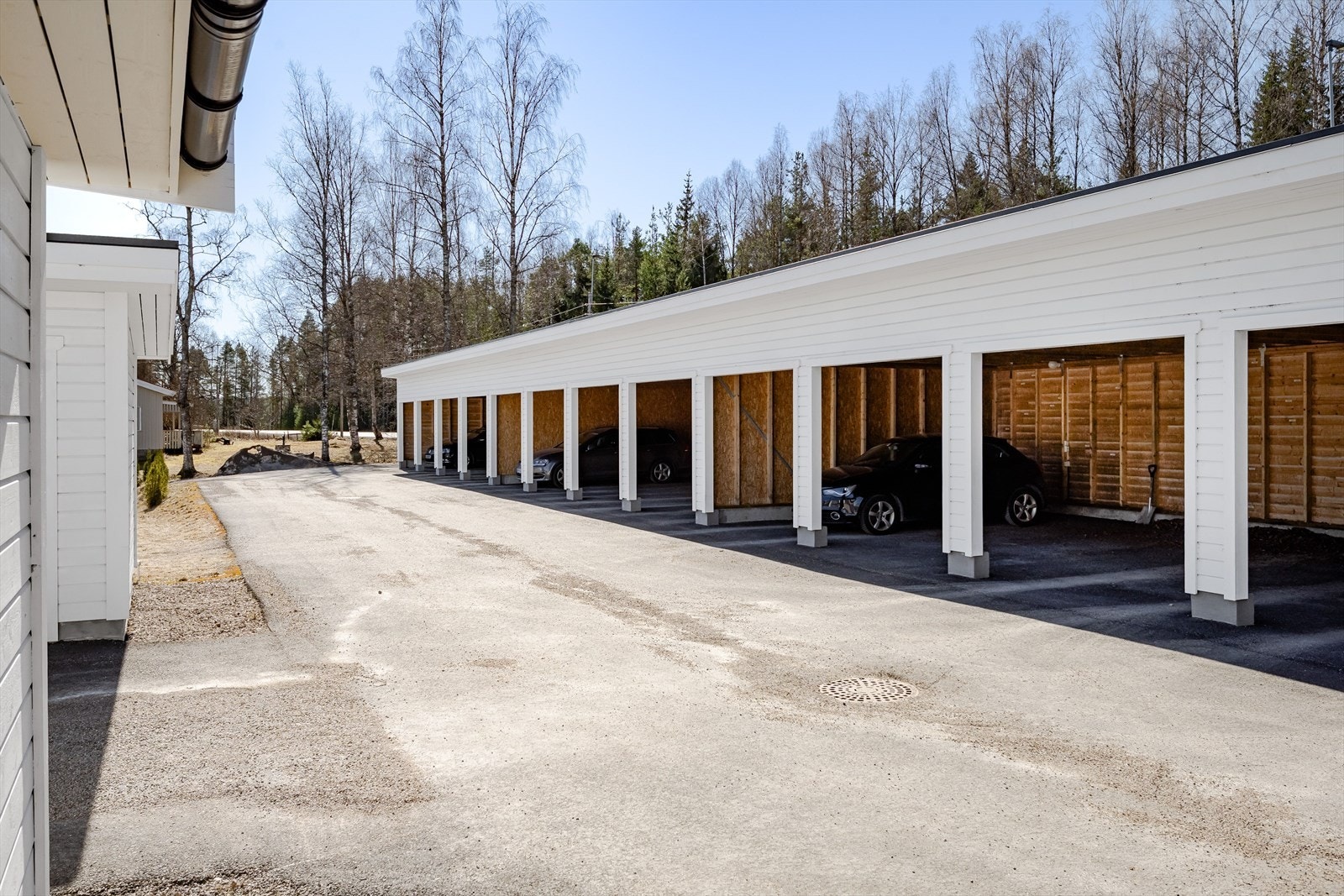 I tillegg disponerer leiligheten en parkeringsplass på ca. 15m² i felles carportanlegg. Galleribilde