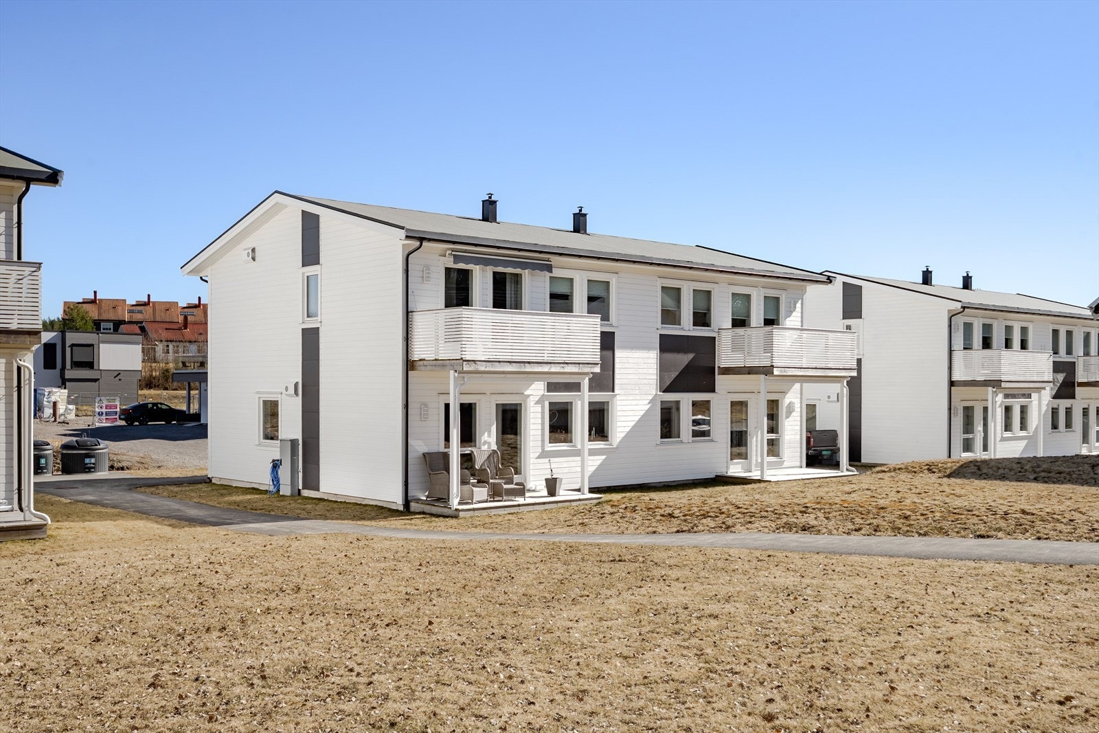 Felles eiertomt for sameiet på ca. 3 154,9m². Tomten er opparbeidet med gressplen. Asfalterte veger ved bygget. Galleribilde