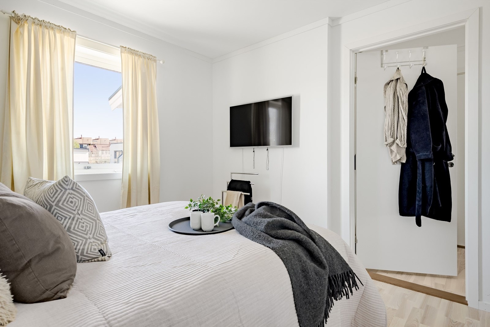 Alle vinduene i leiligheten har 3-lags isolerglass fra 2021. Det er fine brede vinduskarmer for planter og dekor. Galleribilde