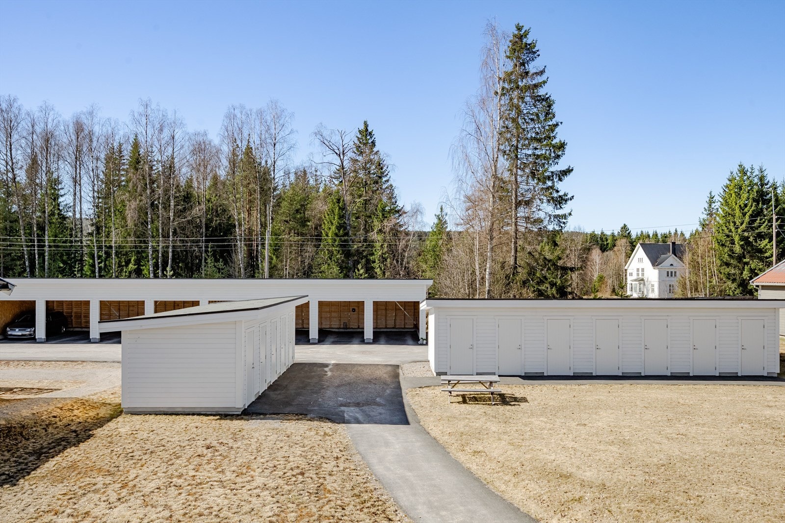 Leiligheten disponerer en utvendig sportsbod på ca. 5m². Det er montert lys og strøm i boden. Galleribilde