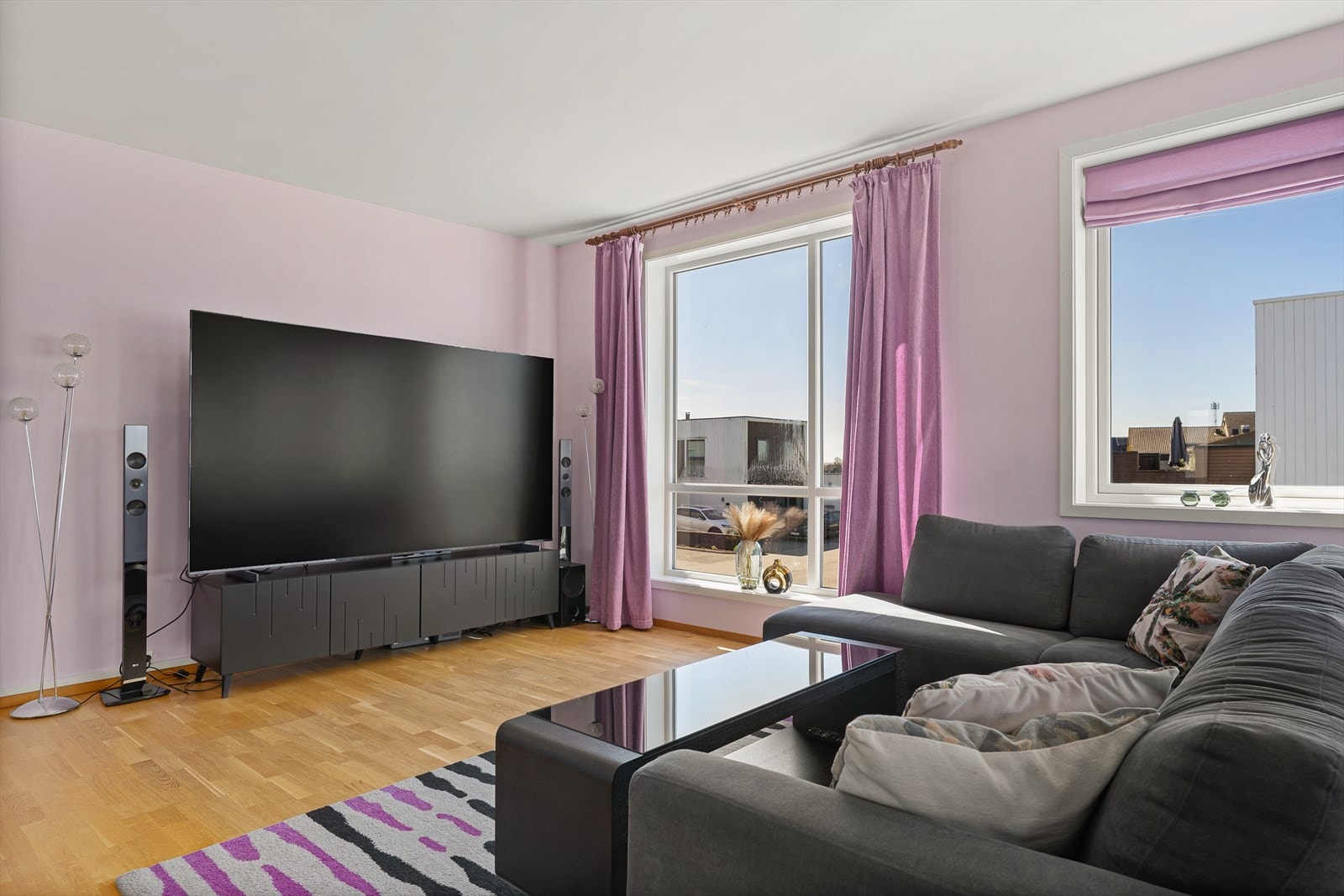 Store vindusflater gir godt med naturlig lys inn i oppholdsrommet. Galleribilde
