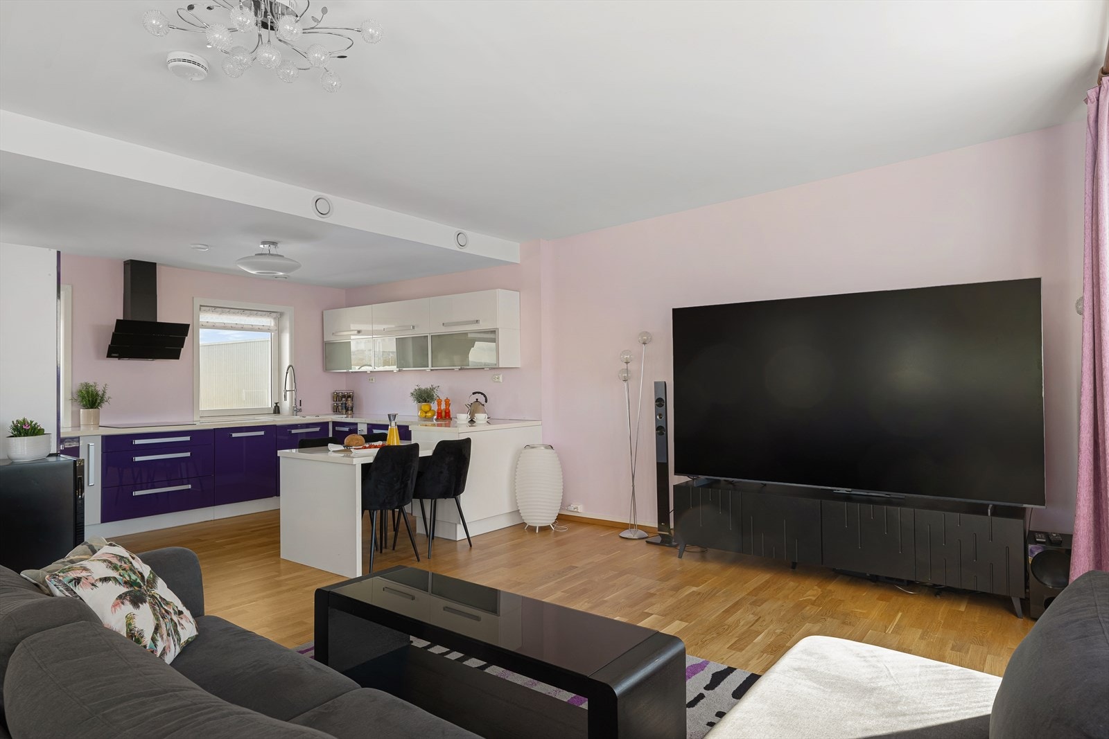 Stuen har god plass til en romslig sofagruppe og er et naturlig samlingspunkt i boligen. Galleribilde