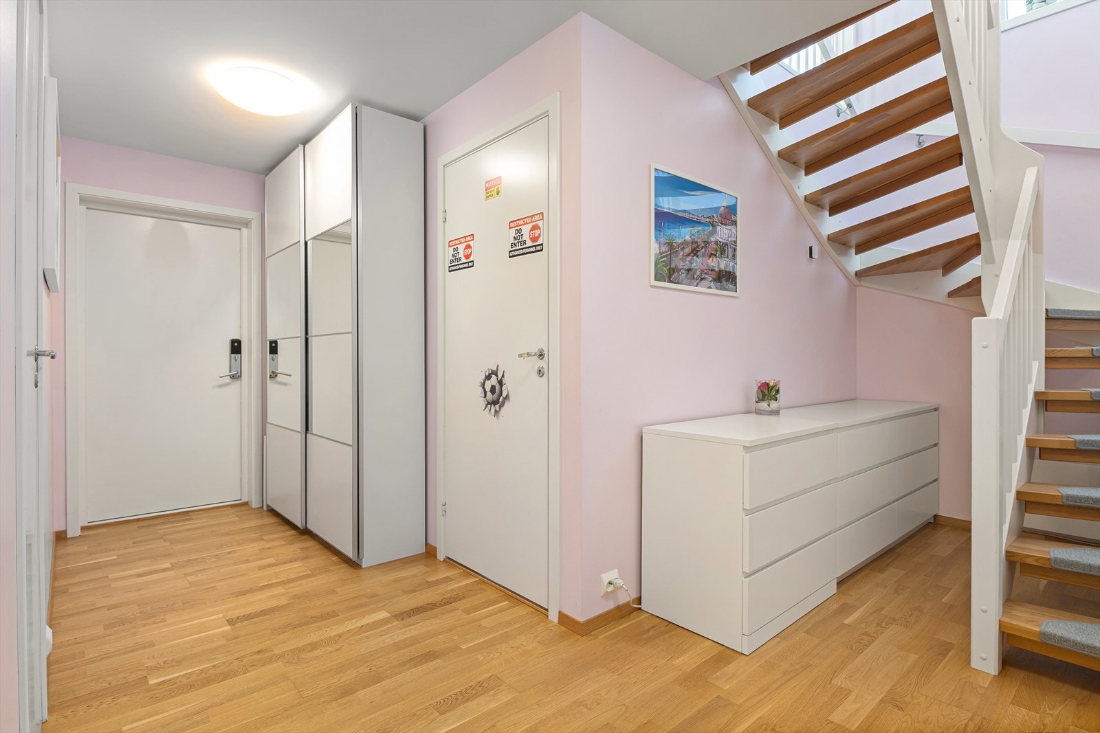 Romslig entré med god plass til oppbevaring. Trappen som leder opp har trinn i eik. Galleribilde