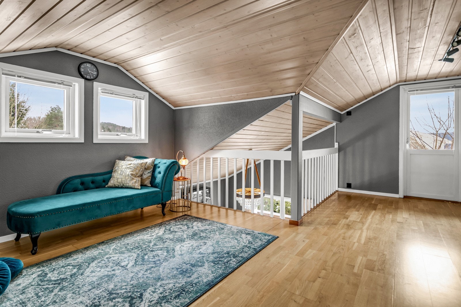 Kul løsning med åpning mot 1.etasje og flott ekstra stue med utgang til balkong med nydelig utsikt. Ypperlig for barnefamilier! Galleribilde