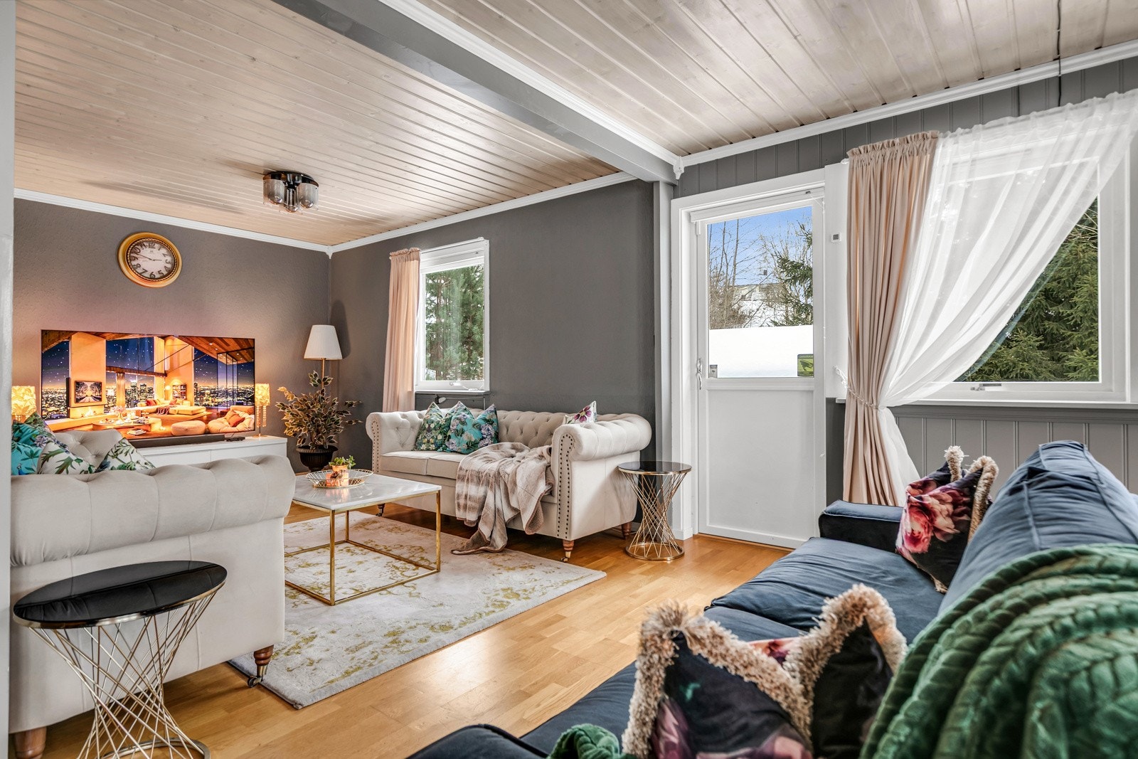 Fra stuen har man adkomst til hagen med en frittstående bod. Galleribilde