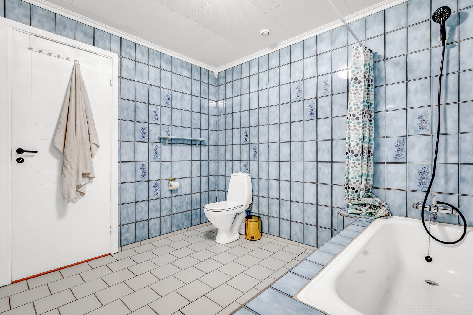 Innebygget badekar og gulvstående toalett. Galleribilde