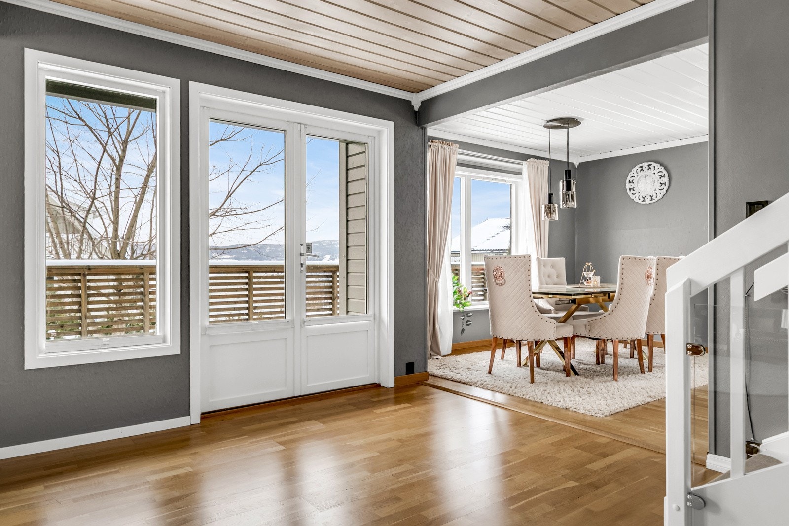 Utgang til stor og solrik terrasse med morgen- og kveldssol. Galleribilde