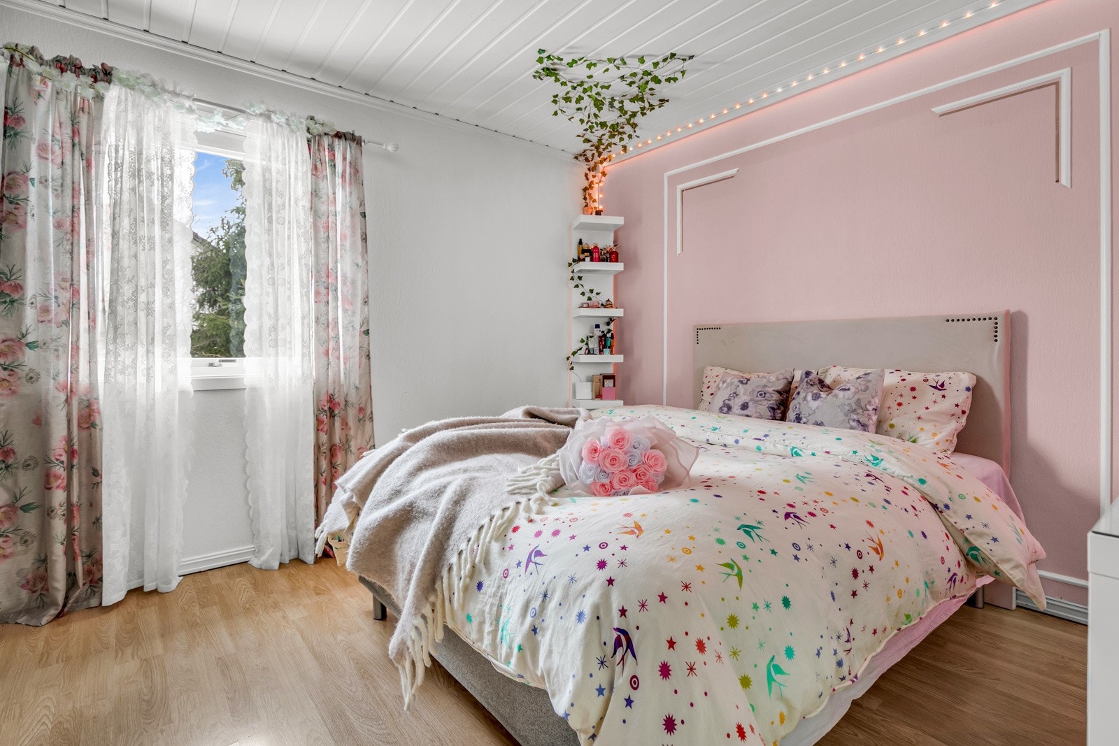 Romslig soverom i 1.etasje med god plass til dobbeltseng og garderobe. Galleribilde