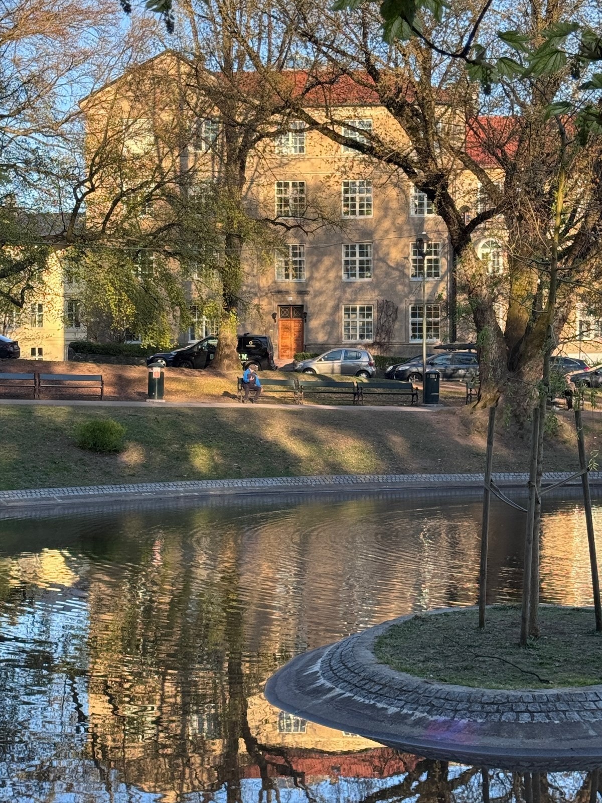 Leiligheten i 3. etasje har direkte utsyn mot andedammen i parken. Galleribilde